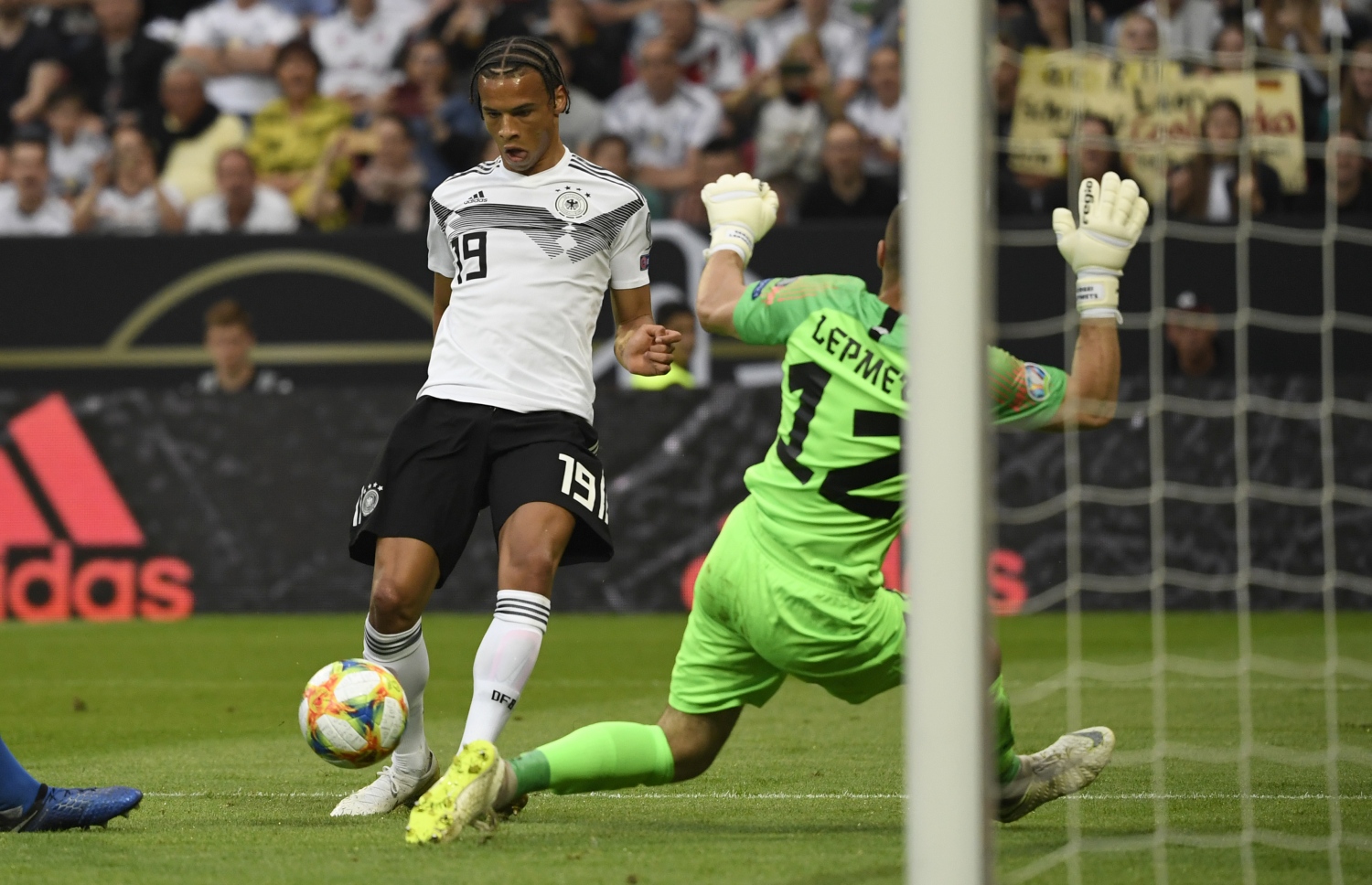 އެސްޓޯނިއާ ކީޕަރު ލެމެންޓް ކައިރިން ޖަރުމަނުގެ ސާނޭ ގޯލަށް ބޯޅަ ފޮނުވާލަނީ. -- ފޮޓޯ: އޭއެފްޕީ