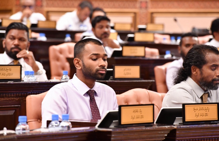 އަދީބު ފިލިޔަދީގެން ނުވާނެ: މެމްބަރުން