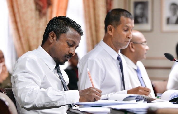 ގާނޫނު ލާޒިމްކުރާ ގަވާއިދު ނެތް، ކަރަންޓީނާމެދު ސުވާލު