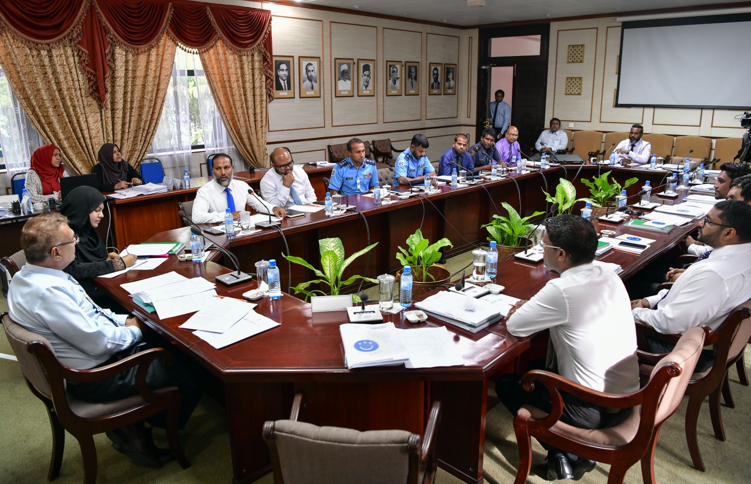 ގައުމީ ސަލާމަތާ ބެހޭ ކޮމިޓީގައި މުއައްސަސާތަކުގެ އިސްވެރިންނާ ސުވާލު ކުރަނީ. --ފޮޓޯ/މަޖިލީސް