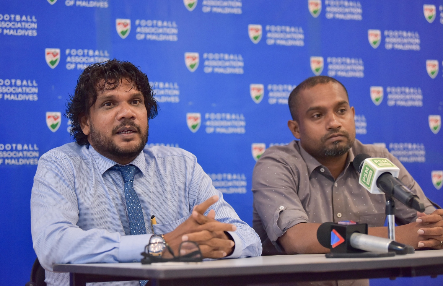 އެފްއޭއެމްގައި މިއަދު އޮތް ނޫސްވެރިންގެ ބައްދަލުވުމުގެ ތެރެއިން ކްލަބް ލައިސަންސިން މެނޭޖަރު ޝިބާ(ވ) އާއި އެފްއޭއެމްގެ ޖެނެރަލް ސެކްރެޓަރީ ޖަވާ. -- ފޮޓޯ: ނިޝާން އަލީ/ މިހާރު