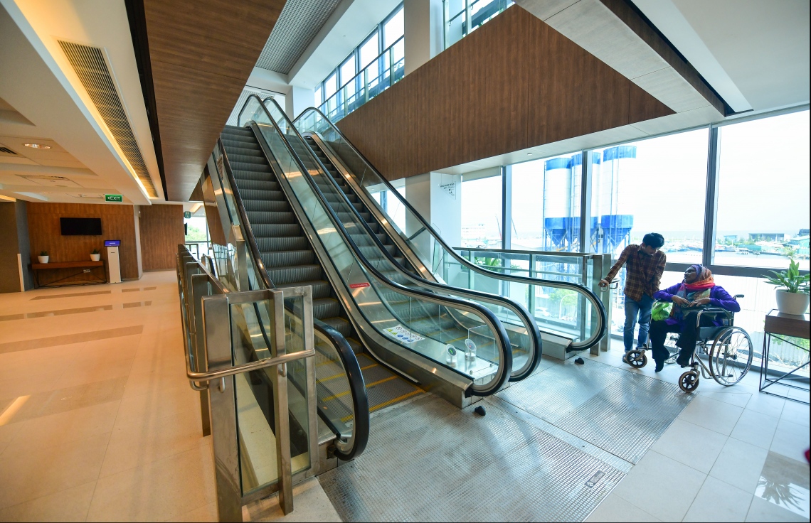 ދަރުމަވަންތަ ހޮސްޕިޓަލްގައި ގާއިމުކޮށްފައިވާ އެސްކެލޭޓަރު.---ފޮޓޯ: ހުސައިން ވަހީދު/މިހާރު