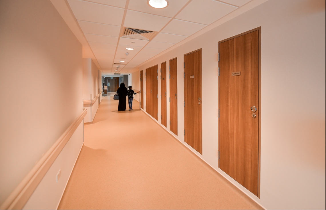 ދަރުމަވަންތަ ހޮސްޕިޓަލްގެ ކޮންސަލްޓޭޝަން ރޫމްތަކެއް ހިމެނޭ ކޮރިޑޯއަކުން މީހަކު ކުޑަކުއްޖެއް ގޮވައިގެން ހިނގާފައި ދަނީ.---ފޮޓޯ: ހުސައިން ވަހީދު/މިހާރު