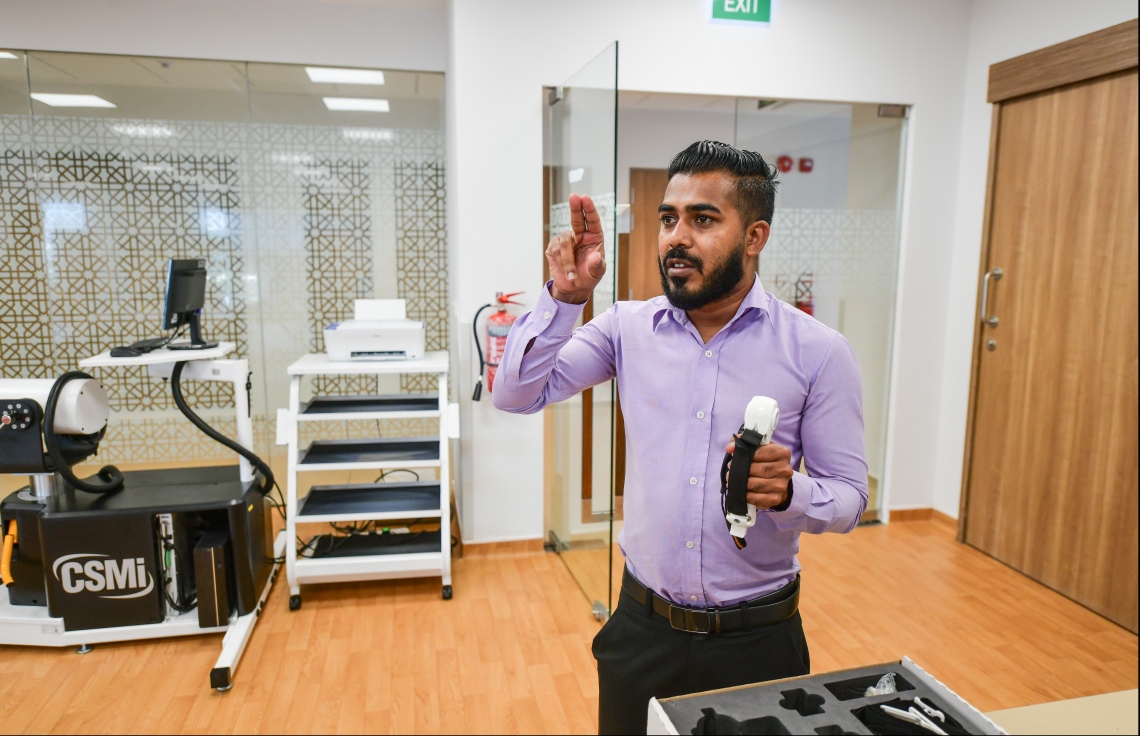 ދަރުމަވަންތަ ހޮސްޕިޓަލްގެ ފިޒިއޮތެރަޕީ ފްލޯގެ ސެޓަޕްގެ މައުލޫމާތު އެ ހޮސްޕިޓަލުގެ ފިޒިއޮތެރަޕިސްޓު ތޯރިގް މަޖީދު "މިހާރު"ގެ ނޫސްވެރިންނަށް ކިޔައިދެނީ.---ފޮޓޯ: ހުސައިން ވަހީދު/މިހާރު