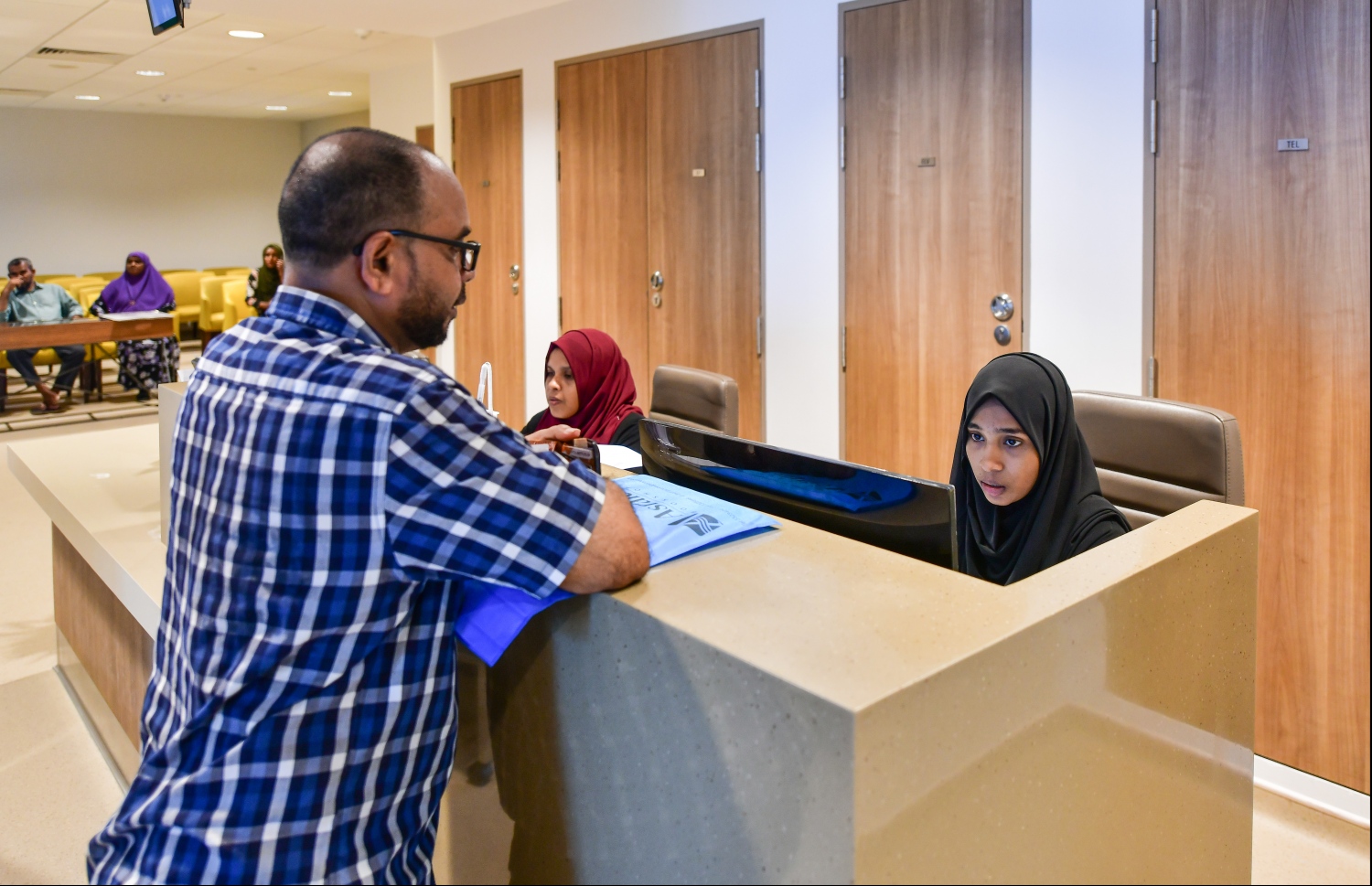 ޑޮކްޓަރަށް ދެއްކުމަށްޓަކައި މެމޯއެއް ހެދުމަށް ދަރުމަވަންތަ ހޮސްޕިޓަލްގެ ކައުންޓަރެއްގެ ކައިރީގައި މީހަކު މަޑުކޮށްލައިގެން.---ފޮޓޯ: ހުސައިން ވަހީދު/މިހާރު