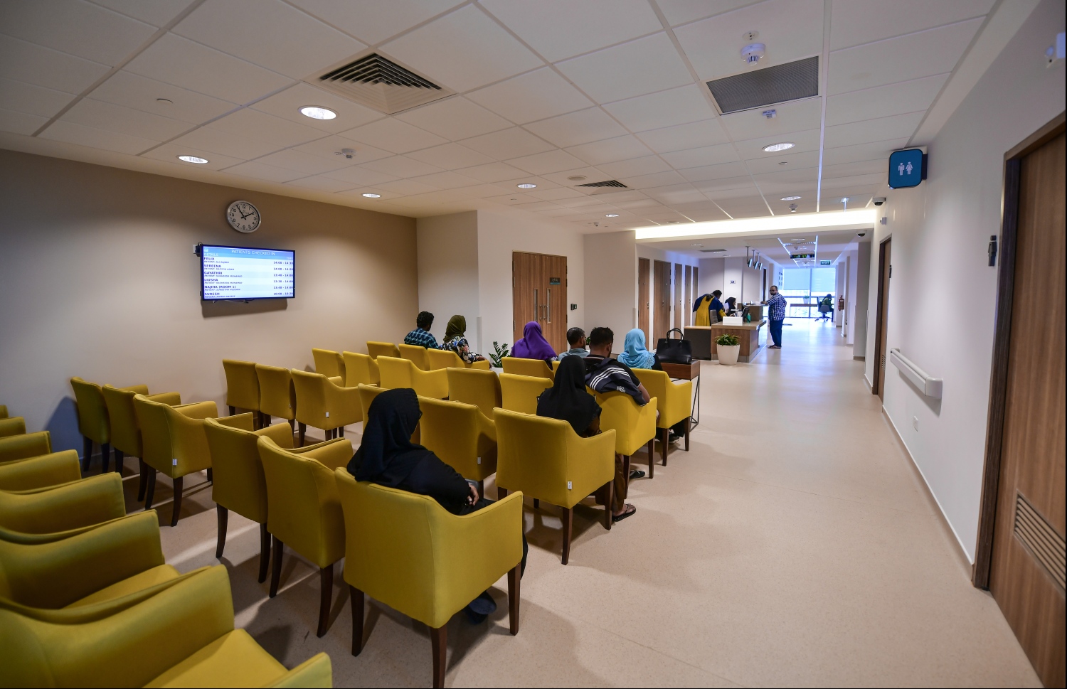 ދަރުމަވަންތަ ހޮސްޕިޓަލް ވެއިޓިން އޭރިޔާއެއްގައި މީހުން މަޑުކޮށްގެން.--- ފައިލް ފޮޓޯ: މިހާރު