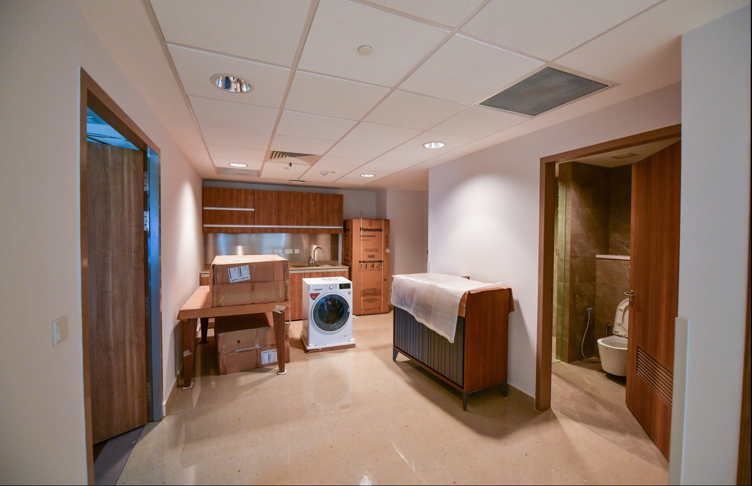 ދަރުމަވަންތަ ހޮސްޕިޓަލްގެ ޑިލަކްސް އެގްޒެކެޓިވް ރޫމެއްގެ ސިޓިން ރޫމާއި ބަދިގެ ސަރަހައްދު.---ފޮޓޯ: ހުސައިން ވަހީދު/މިހާރު