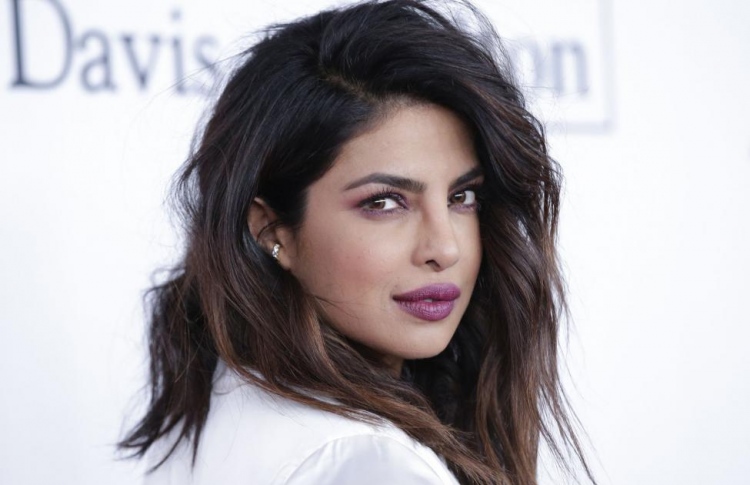 އިންޑިއާ އަށް އެހީވާން ޕްރިޔަންކާ ފައިސާ އެއްކުރަނީ