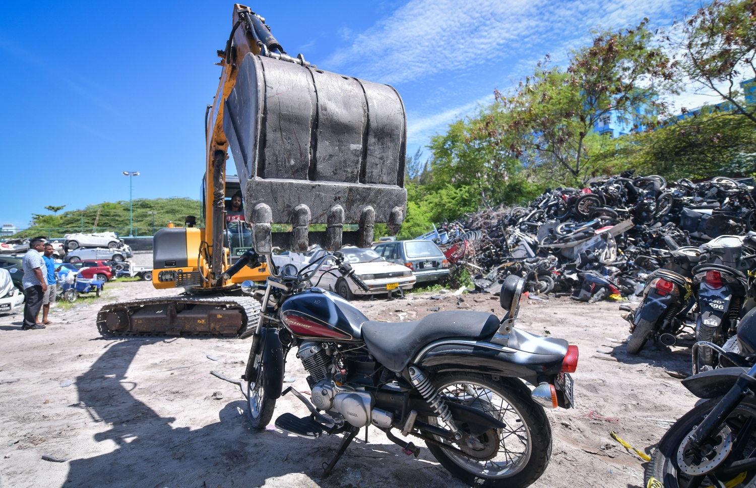 ގަވައިދާ ޚިލާފުވުމުން، ފުލުހުންގެ ބެލުމުގެ ދަށަށް ގެންގޮސްފައިވާ ވެހިކަލެއް ނައްތާލަނީ.---ފޮޓޯ: ނިޝާން އަލީ/މިހާރު