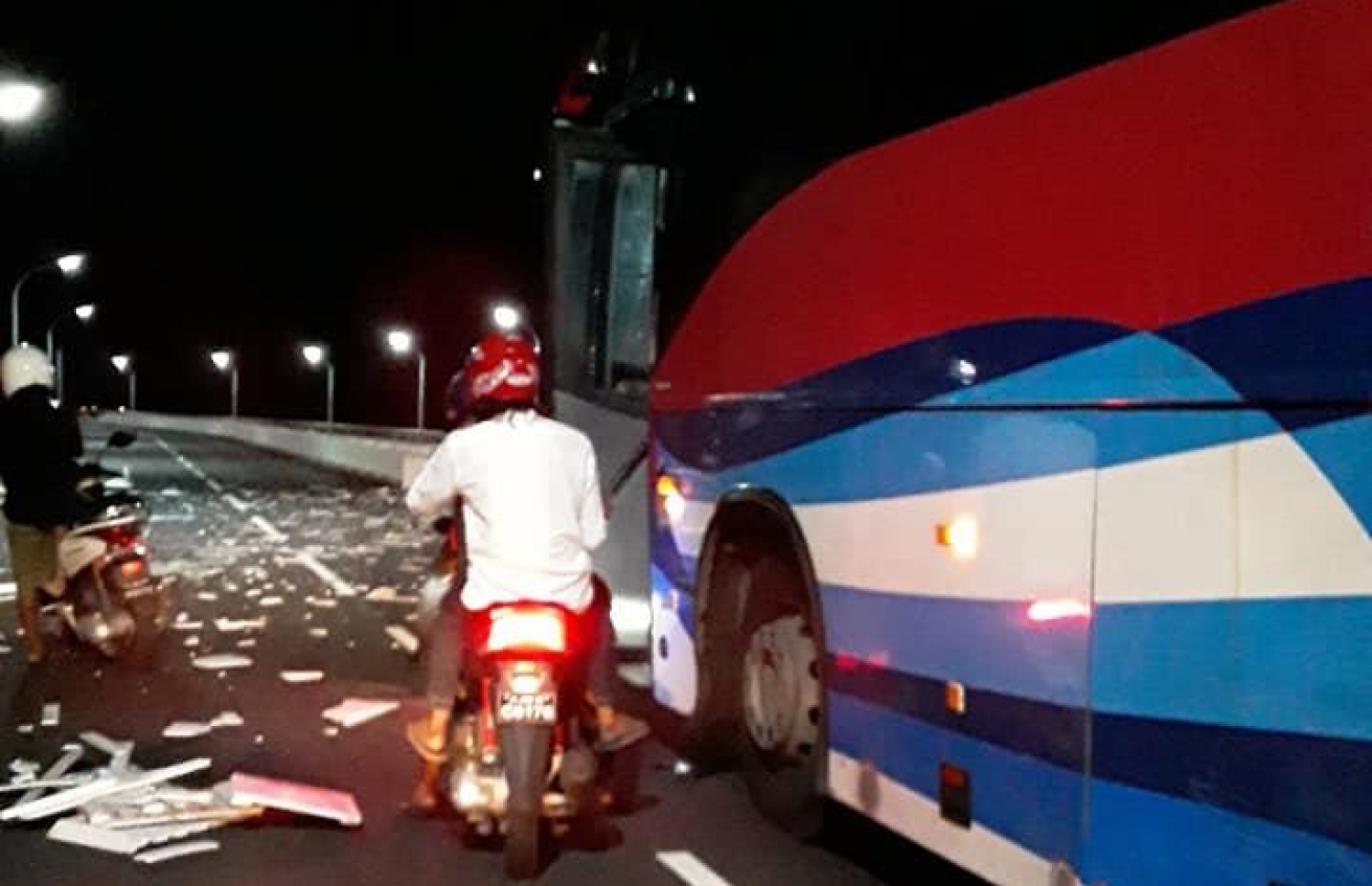 ހައިވޭގައި ހިނގި އެކްސިޑެންޓްގައި ޑިވައިޑާތައް ފުނޑު ފުނޑުވެފައި-- ފޮޓޯ: ފަތުހުﷲ ސޯލިހް