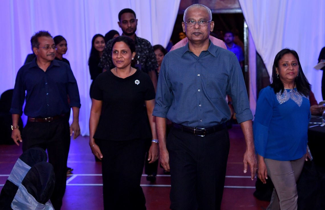 މާލެ: ޖޫން 15، 2019: ދުނިޔޭގެ ކަނޑުތަކުގެ ދުވަސް ފާހަގަކުރުމަށް ގިޔާސުއްދީން އިންޓަނޭޝަނަލް ސްކޫލުގައި ބޭއްވި ހާއްސަ ރަސްމިއްޔާތެއްގައި، ރައީސް އިބްރާހިމް މުހައްމަދު ސޯލިހާއި، ފަސްޓް ލޭޑީ ފަޒްނާ އަހުމަދު ބައިވެރިވެ ވަޑައިގަންނަވަނީ.-- ފޮޓޯ: ރައީސް އޮފީސް