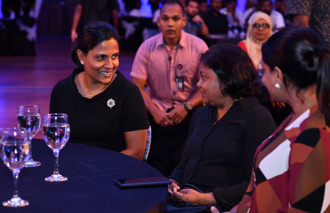 މާލެ: ޖޫން 15، 2019: ދުނިޔޭގެ ކަނޑުތަކުގެ ދުވަސް ފާހަގަކުރުމަށް ގިޔާސުއްދީން އިންޓަނޭޝަނަލް ސްކޫލުގައި ބޭއްވި ހާއްސަ ރަސްމިއްޔާތެއްގައި، ފަސްޓް ލޭޑީ ފަޒްނާ އަހުމަދު އަދި އެޑިއުކޭޝަން މިނިސްޓަރު އައިޝަތު އަލީ ބައިވެރިވެ ވަޑައިގަންނަވަނީ.-- ފޮޓޯ: ރައީސް އޮފީސް