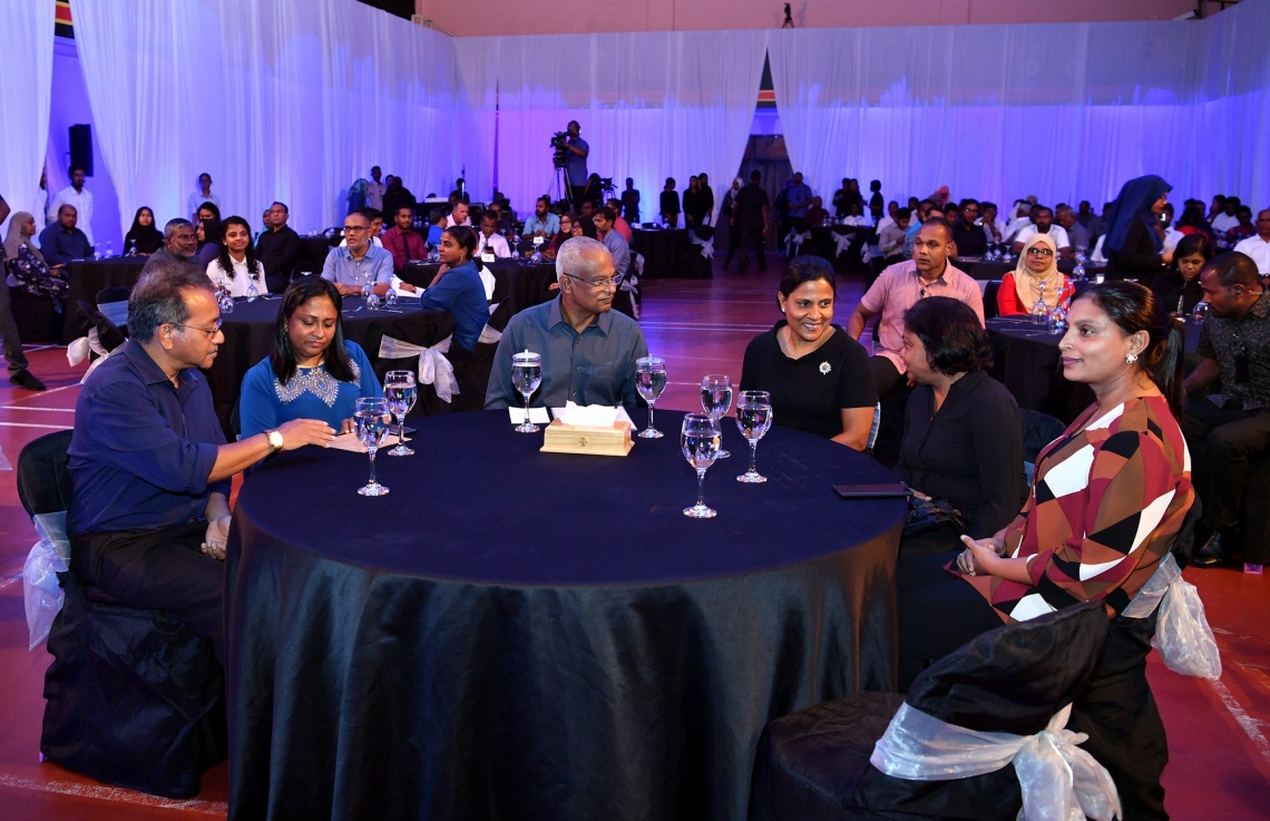 މާލެ: ޖޫން 15، 2019: ދުނިޔޭގެ ކަނޑުތަކުގެ ދުވަސް ފާހަގަކުރުމަށް ގިޔާސުއްދީން އިންޓަނޭޝަނަލް ސްކޫލުގައި ބޭއްވި ހާއްސަ ރަސްމިއްޔާތެއްގައި، ރައީސް އިބްރާހިމް މުހައްމަދު ސޯލިހާއި، ފަސްޓް ލޭޑީ ފަޒްނާ އަހުމަދު އަދި އެޑިއުކޭޝަން މިނިސްޓަރު އައިޝަތު އަލީގެ އިތުރުން ބައެއް އިސްވެރިން ބައިވެރިވެ ވަޑައިގަންނަވަނީ.-- ފޮޓޯ: ރައީސް އޮފީސް