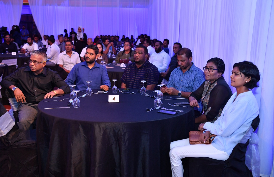 މާލެ: ޖޫން 15، 2019: ދުނިޔޭގެ ކަނޑުތަކުގެ ދުވަސް ފާހަގަކުރުމަށް ގިޔާސުއްދީން އިންޓަނޭޝަނަލް ސްކޫލުގައި ބޭއްވި ހާއްސަ ރަސްމިއްޔާތެއްގައި، ސަރުކާރުގެ ބައެއް އިސް ބޭފުޅުން ބައިވެރިވެ ވަޑައިގަންނަވަނީ.-- ފޮޓޯ: ރައީސް އޮފީސް