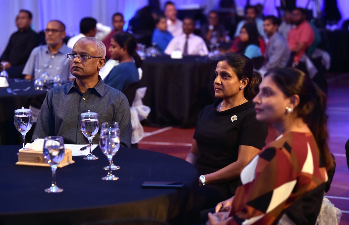 މާލެ: ޖޫން 15، 2019: ދުނިޔޭގެ ކަނޑުތަކުގެ ދުވަސް ފާހަގަކުރުމަށް ގިޔާސުއްދީން އިންޓަނޭޝަނަލް ސްކޫލުގައި ބޭއްވި ހާއްސަ ރަސްމިއްޔާތެއްގައި، ރައީސް އިބްރާހިމް މުހައްމަދު ސޯލިހާއި، ފަސްޓް ލޭޑީ ފަޒްނާ އަހުމަދު އަދި އެޑިއުކޭޝަން މިނިސްޓަރު އައިޝަތު އަލީ ބައިވެރިވެ ވަޑައިގަންނަވަނީ.-- ފޮޓޯ: ރައީސް އޮފީސް