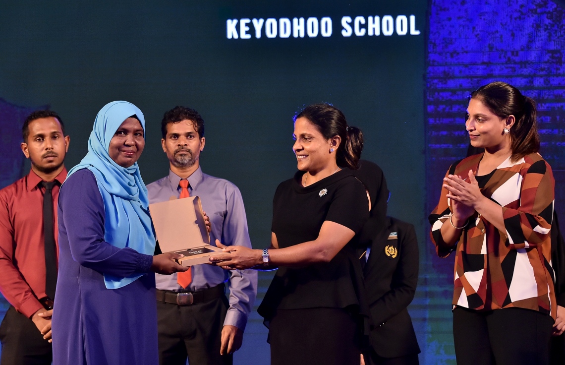 މާލެ: ޖޫން 15، 2019: ދުނިޔޭގެ ކަނޑުތަކުގެ ދުވަސް ފާހަގަކުރުމަށް ގިޔާސުއްދީން އިންޓަނޭޝަނަލް ސްކޫލުގައި ބޭއްވި ހާއްސަ ރަސްމިއްޔާތެއްގައި ޕާލޭ އެއާ ސްޓްރެޓަޖީ ތަންފީޒުކުރާ ސްކޫލުތަކަށް، އެކަން ފާހަގަ ކުރުމުގެ ގޮތުން ދޭލިއުން ފަސްޓް ލޭޑީ ފަޒްނާ އަހުމަދު ހަވާލުކުރައްވަނީ.-- ފޮޓޯ: ރައީސް އޮފީސް