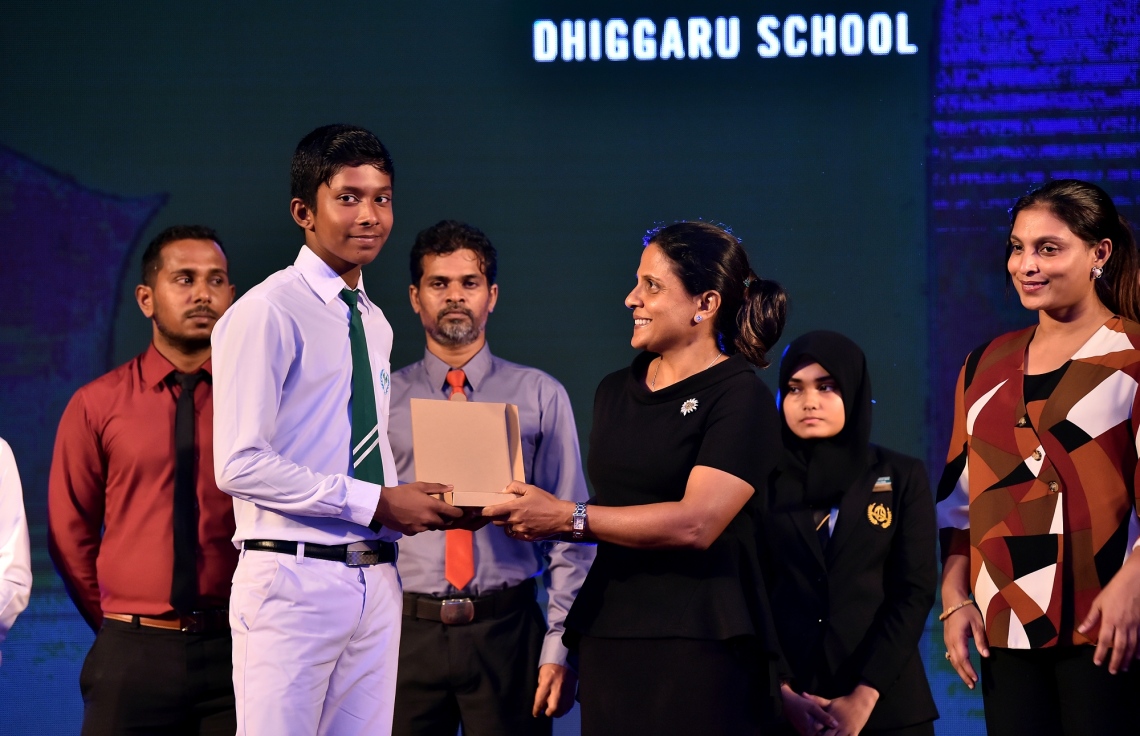 މާލެ: ޖޫން 15، 2019: ދުނިޔޭގެ ކަނޑުތަކުގެ ދުވަސް ފާހަގަކުރުމަށް ގިޔާސުއްދީން އިންޓަނޭޝަނަލް ސްކޫލުގައި ބޭއްވި ހާއްސަ ރަސްމިއްޔާތެއްގައި ޕާލޭ އެއާ ސްޓްރެޓަޖީ ތަންފީޒުކުރާ ސްކޫލުތަކަށް، އެކަން ފާހަގަ ކުރުމުގެ ގޮތުން ދޭލިއުން ފަސްޓް ލޭޑީ ފަޒްނާ އަހުމަދު ހަވާލުކުރައްވަނީ.-- ފޮޓޯ: ރައީސް އޮފީސް