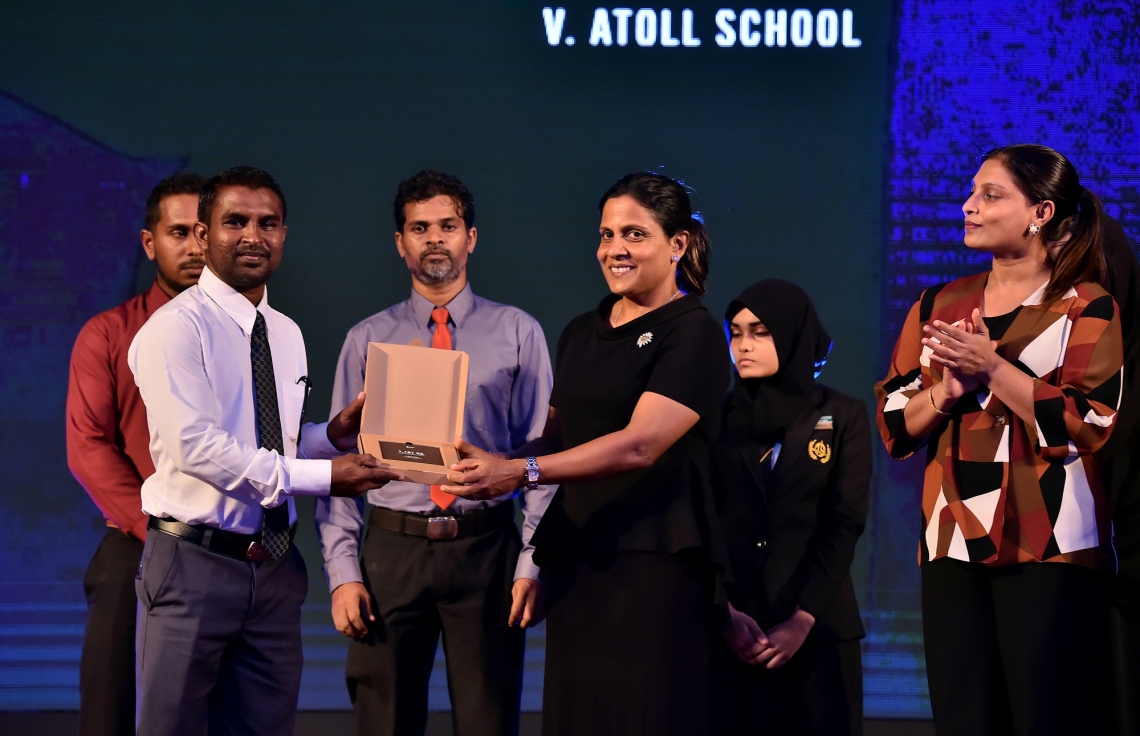 މާލެ: ޖޫން 15، 2019: ދުނިޔޭގެ ކަނޑުތަކުގެ ދުވަސް ފާހަގަކުރުމަށް ގިޔާސުއްދީން އިންޓަނޭޝަނަލް ސްކޫލުގައި ބޭއްވި ހާއްސަ ރަސްމިއްޔާތެއްގައި ޕާލޭ އެއާ ސްޓްރެޓަޖީ ތަންފީޒުކުރާ ސްކޫލުތަކަށް، އެކަން ފާހަގަ ކުރުމުގެ ގޮތުން ދޭލިއުން ފަސްޓް ލޭޑީ ފަޒްނާ އަހުމަދު ހަވާލުކުރައްވަނީ.-- ފޮޓޯ: ރައީސް އޮފީސް