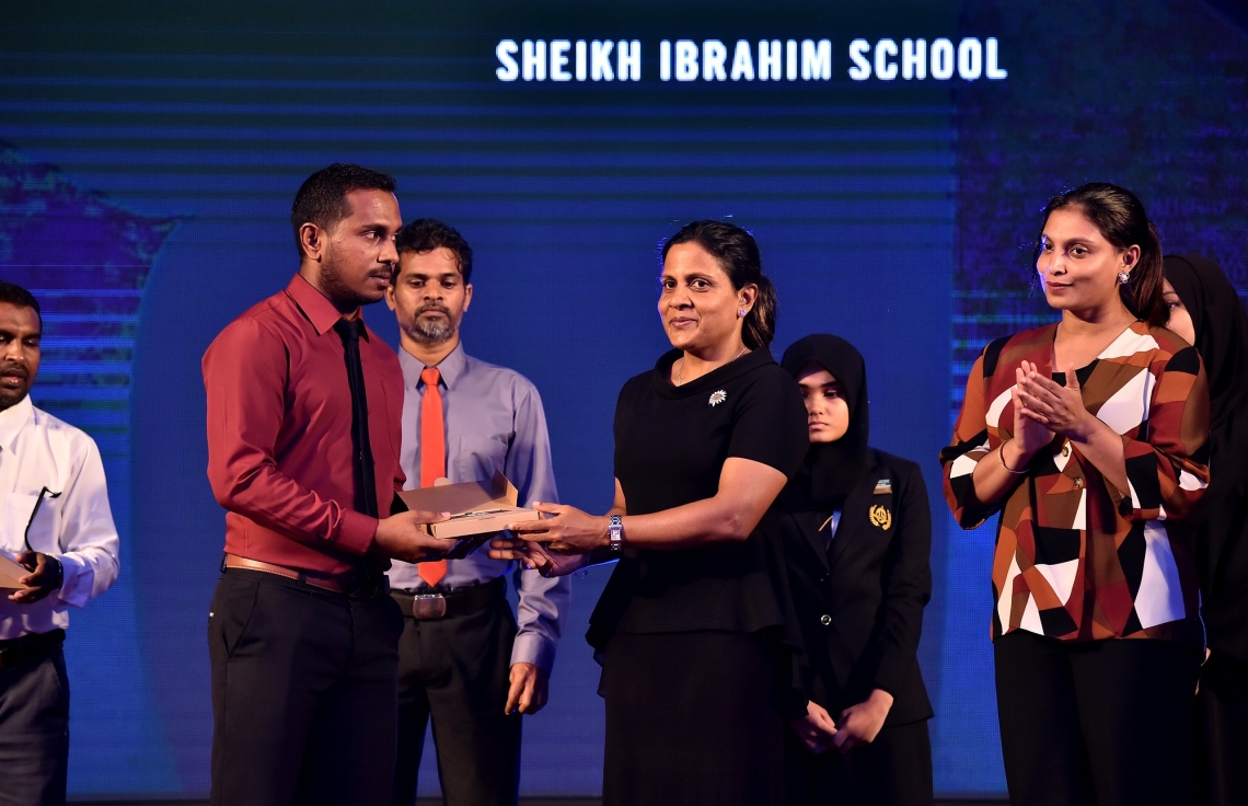 މާލެ: ޖޫން 15، 2019: ދުނިޔޭގެ ކަނޑުތަކުގެ ދުވަސް ފާހަގަކުރުމަށް ގިޔާސުއްދީން އިންޓަނޭޝަނަލް ސްކޫލުގައި ބޭއްވި ހާއްސަ ރަސްމިއްޔާތެއްގައި ޕާލޭ އެއާ ސްޓްރެޓަޖީ ތަންފީޒުކުރާ ސްކޫލުތަކަށް، އެކަން ފާހަގަ ކުރުމުގެ ގޮތުން ދޭލިއުން ފަސްޓް ލޭޑީ ފަޒްނާ އަހުމަދު ހަވާލުކުރައްވަނީ.-- ފޮޓޯ: ރައީސް އޮފީސް