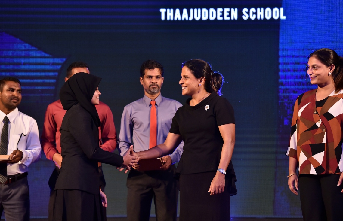 މާލެ: ޖޫން 15، 2019: ދުނިޔޭގެ ކަނޑުތަކުގެ ދުވަސް ފާހަގަކުރުމަށް ގިޔާސުއްދީން އިންޓަނޭޝަނަލް ސްކޫލުގައި ބޭއްވި ހާއްސަ ރަސްމިއްޔާތެއްގައި ޕާލޭ އެއާ ސްޓްރެޓަޖީ ތަންފީޒުކުރާ ސްކޫލުތަކަށް، އެކަން ފާހަގަ ކުރުމުގެ ގޮތުން ދޭލިއުން ހަވާލު ކުރުމަށްފަހު، ފަސްޓް ލޭޑީ ފަޒުނާ އަހުމަދު ޒުވާނަކާ ސަލާމް ކުރައްވަނީ.-- ފޮޓޯ: ރައީސް އޮފީސް