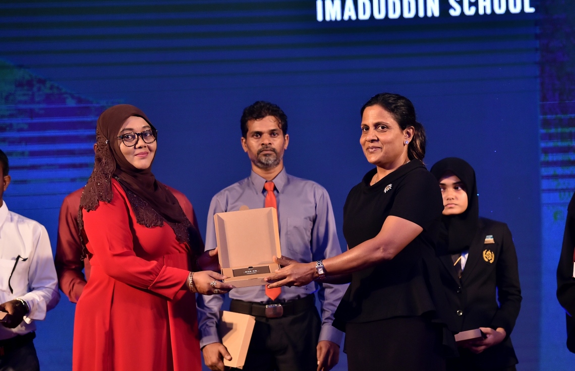 މާލެ: ޖޫން 15، 2019: ދުނިޔޭގެ ކަނޑުތަކުގެ ދުވަސް ފާހަގަކުރުމަށް ގިޔާސުއްދީން އިންޓަނޭޝަނަލް ސްކޫލުގައި ބޭއްވި ހާއްސަ ރަސްމިއްޔާތެއްގައި ޕާލޭ އެއާ ސްޓްރެޓަޖީ ތަންފީޒުކުރާ ސްކޫލުތަކަށް، އެކަން ފާހަގަ ކުރުމުގެ ގޮތުން ދޭލިއުން ފަސްޓް ލޭޑީ ފަޒުނާ އަހުމަދު ހަވާލުކުރައްވަނީ.-- ފޮޓޯ: ރައީސް އޮފީސް