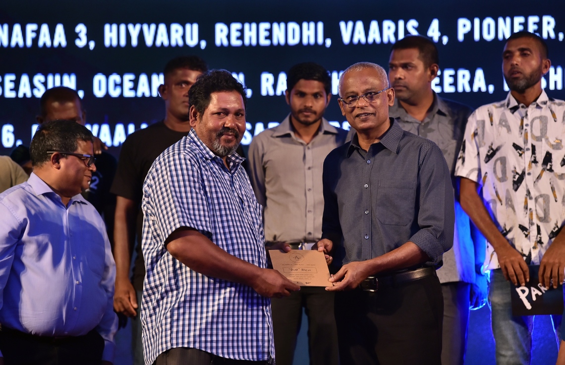 މާލެ: ޖޫން 15، 2019: ދުނިޔޭގެ ކަނޑުތަކުގެ ދުވަސް ފާހަގަކުރުމަށް ގިޔާސުއްދީން އިންޓަނޭޝަނަލް ސްކޫލުގައި ބޭއްވި ހާއްސަ ރަސްމިއްޔާތެއްގައި ޕާލޭ އެއާ ސްޓްރެޓަޖީ ތަންފީޒުކުރާ ސްކޫލުތަކަށް، އެކަން ފާހަގަ ކުރުމުގެ ގޮތުން ދޭލިއުން ރައީސް އިބްރާހިމް މުހައްމަދު ސޯލިހް ހަވާލުކުރަނީ.-- ފޮޓޯ: ރައީސް އޮފީސް