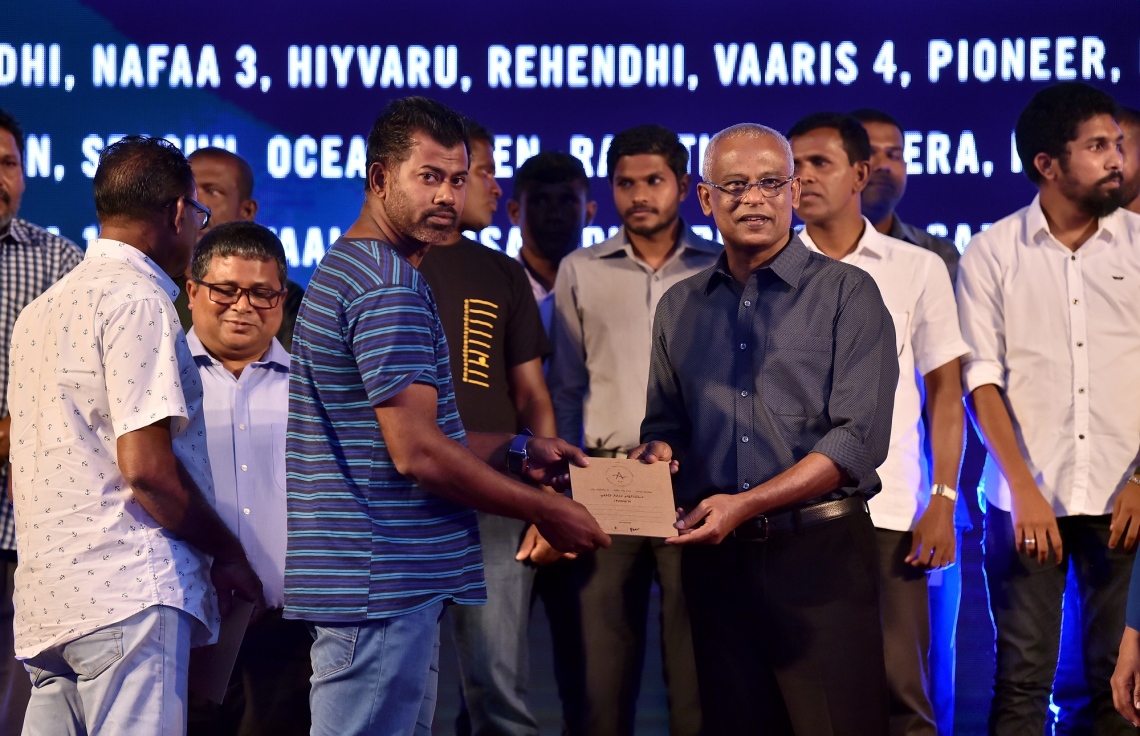 މާލެ: ޖޫން 15، 2019: ދުނިޔޭގެ ކަނޑުތަކުގެ ދުވަސް ފާހަގަކުރުމަށް ގިޔާސުއްދީން އިންޓަނޭޝަނަލް ސްކޫލުގައި ބޭއްވި ހާއްސަ ރަސްމިއްޔާތެއްގައި ޕާލޭ އެއާ ސްޓްރެޓަޖީ ތަންފީޒުކުރާ ސްކޫލުތަކަށް، އެކަން ފާހަގަ ކުރުމުގެ ގޮތުން ދޭލިއުން ރައީސް އިބްރާހިމް މުހައްމަދު ސޯލިހް ހަވާލުކުރަނީ.-- ފޮޓޯ: ރައީސް އޮފީސް