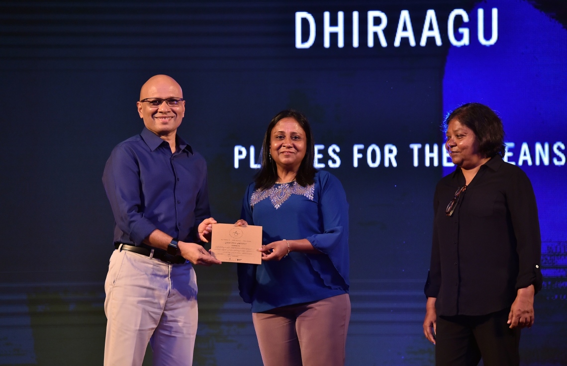 މާލެ: ޖޫން 15، 2019: ދުނިޔޭގެ ކަނޑުތަކުގެ ދުވަސް ފާހަގަކުރުމަށް ގިޔާސުއްދީން އިންޓަނޭޝަނަލް ސްކޫލުގައި ބޭއްވި ހާއްސަ ރަސްމިއްޔާތެއްގައި ޕާލޭ އެއާ ސްޓްރެޓަޖީ ތަންފީޒުކުރާ ސްކޫލުތަކަށް، އެކަން ފާހަގަ ކުރުމުގެ ގޮތުން ދޭލިއުން ހަވާލުކުރަނީ.-- ފޮޓޯ: ރައީސް އޮފީސް