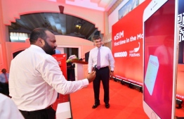 Minister of Tourism Ali Waheed (L) and Ooredoo Maldives' CEO Najib Khan launch eSIM services in the Maldives. PHOTO/OOREDOO
