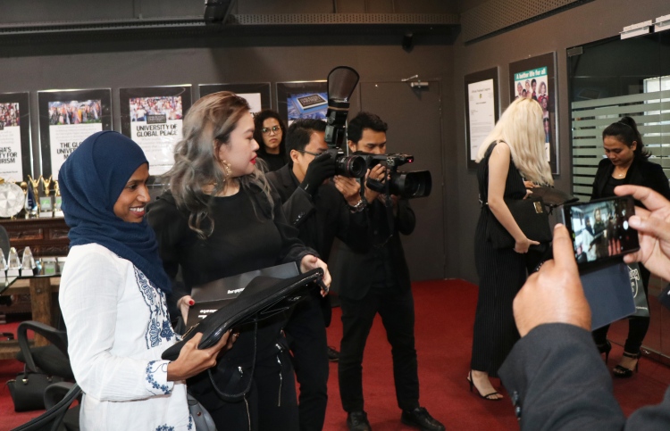 ޑީޑީ ސަސްޕެންޑް ކުރި އިރު އަނބިކަނބަލުން ވަޒީފާގައި!