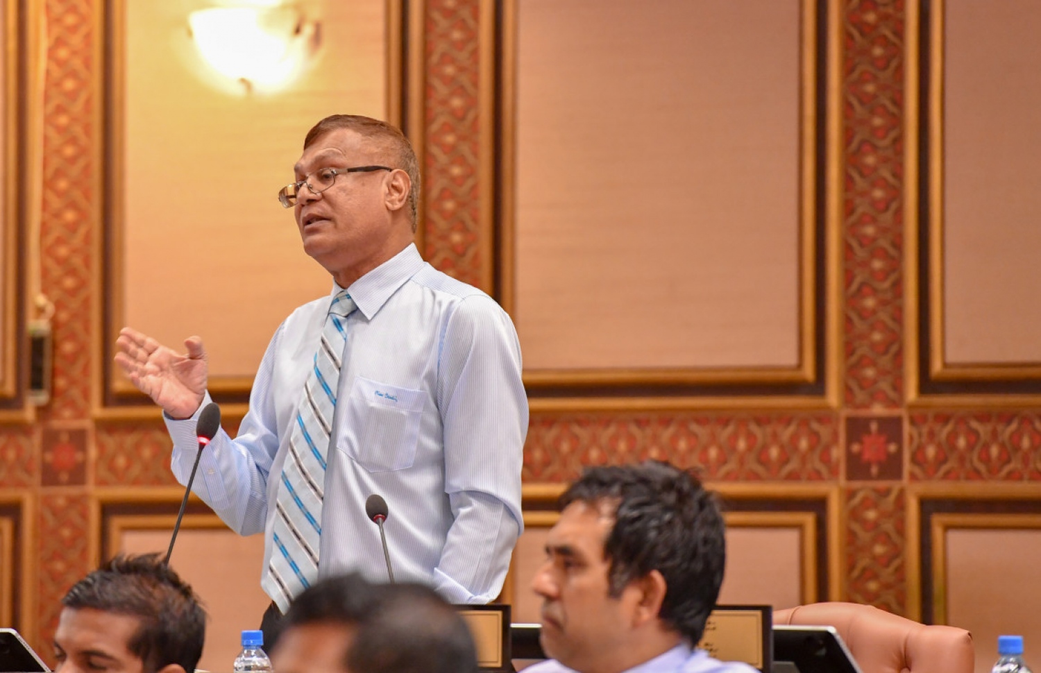 މަޖިލިހުގެ ޖަލްސާއެއްގައި މަރަދޫ ދާއިރާގެ މެމްބަރު އިބްރާހިމް ޝަރީފް ވާހަކަ ދައްކަވަނީ. --- ފޮޓޯ: މަޖިލިސް