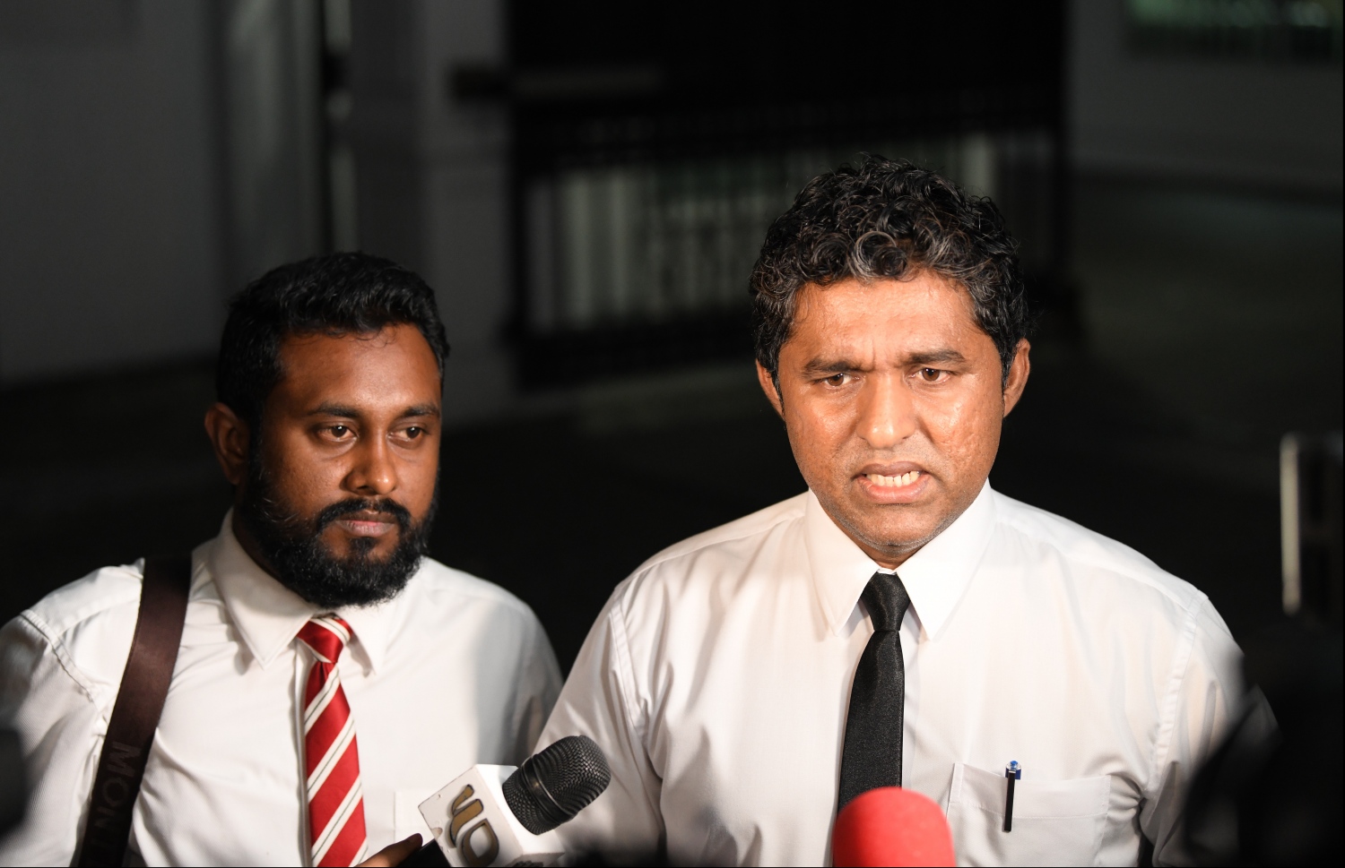 ފަނޑިޔާރު ޑީޑީގެ ވަކީލް އާސިފް މިރޭ މީޑިއާއާ ވާހަކަ ދައްކަވަނީ.---ފޮޓޯ: ހުސައިން ވަހީދު/މިހާރު