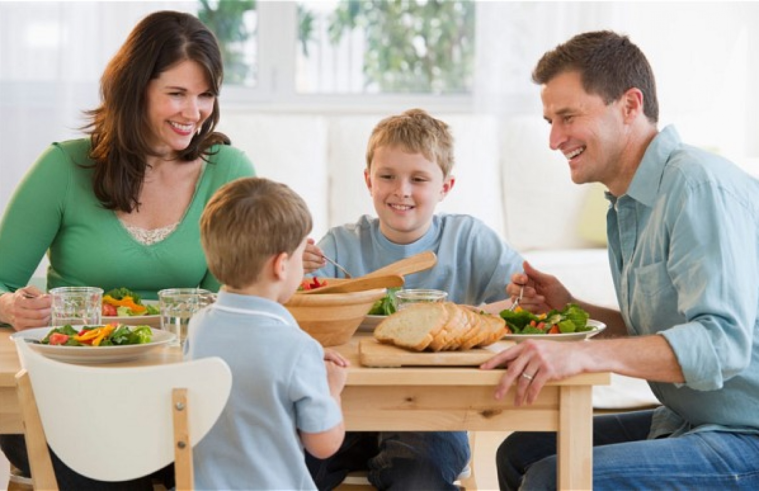 އާއިލާއެއް އެކީގައި ކެއުމަކަށް އިންސާފު ކުރަނީ.