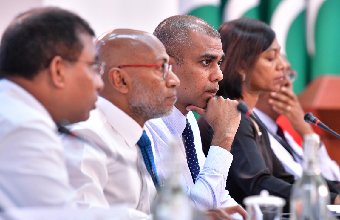 މާލެ: ޖޫން 19، 2019: ބޭރު ގައުމުތަކުގައި ތިބޭ ރާއްޖޭގެ ސަފީރުންގެ އަހަރީ ބައްދަލުވުން ފެށުމުގެ ގޮތުން ފޮރިން މިނިސްޓްރީގައި ބޭއްވި ރަސްމިއްޔާތުގައި ސަރުކާރުގެ ބައެއް އިސްވެރިން ބައިވެރިވެ ވަޑައިގަންނަވަނީ.-- ފޮޓޯ: ނިޝާން އަލީ /މިހާރު