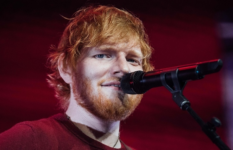 ޝީރަން ޝޯއެއްގައި ލަވަ ކިޔަނީ.