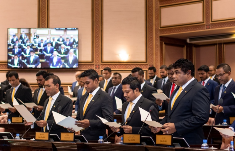 ބޮޑު ކޯޅުމެއްގެ ތެރެއިން ބޮޑު ބަދަލަކާ ދިމާއަށް