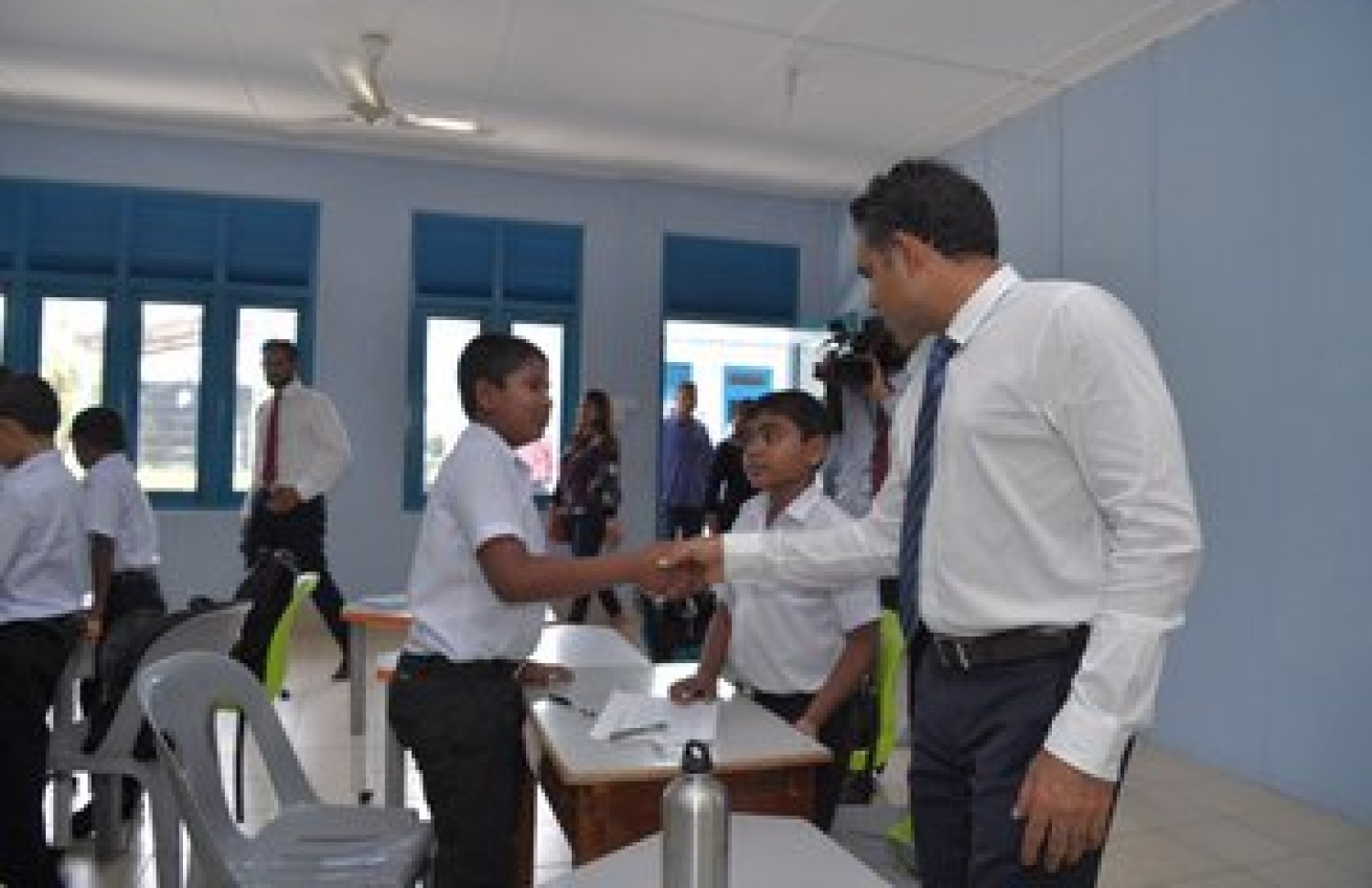 ނައިބު ރައީސް މޮޅަދޫ ސްކޫލަށް ވަޑައިގެން ދަރިވަރަކާ ސަލާމް ކުރައްވަނީ. --- ފޮޓޯ: ރައީސް އޮފީސް