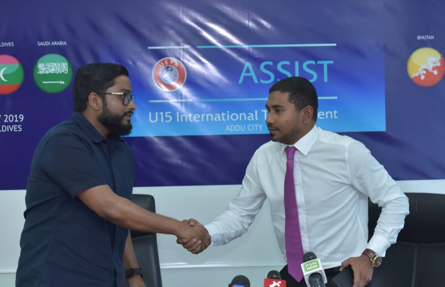 ނޫސްވެރިންގެ ބައްދަލުވުމުގެ ތެރެއިން މިނިސްޓަރު މަހުލޫފް (ކ) އާއި ބައްސާމް ސަލާމްކުރަނީ. -- ފޮޓޯ: އެފްއޭއެމް