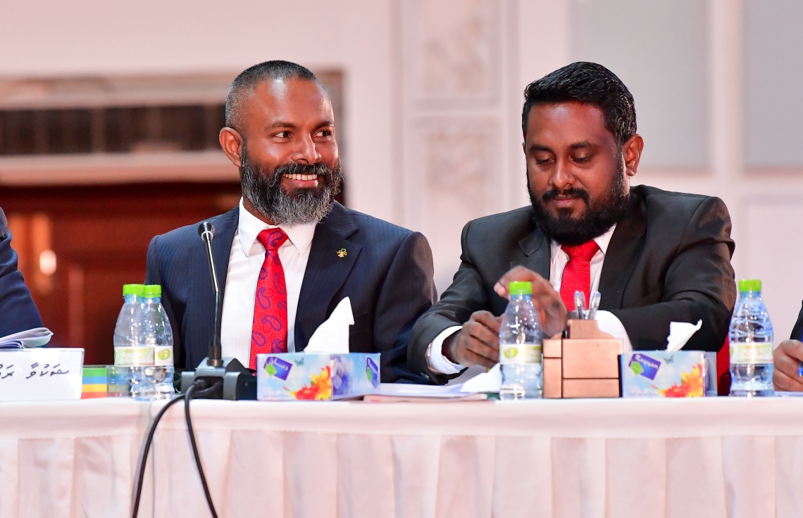 މާލެ- 20 ޖޫން 2019: ސުޕްރީމް ކޯޓުގެ ފަނޑިޔާރު އަބްދުﷲ ދީދީމަައްޗަށް ކުރާ ތުހުމަތުތަކާ ގުޅޭ ގޮތުން ޖުޑިޝަލް ސާވިސް ކޮމިޝަނުން ބަލަމުން އަންނަ މައްސަލައިގެ ތެރެއިން ފަނޑިޔާރު އަބްދުﷲ ދީދީ، އެމަނިކުފާނުގެ ގާނޫނީ ވަކީލުންނާ އެކު ތަހުގީގީ މަޖިލީހުގައި  --. ފޮޓޯ: ނިޝާން އަލީ/މިހާރު