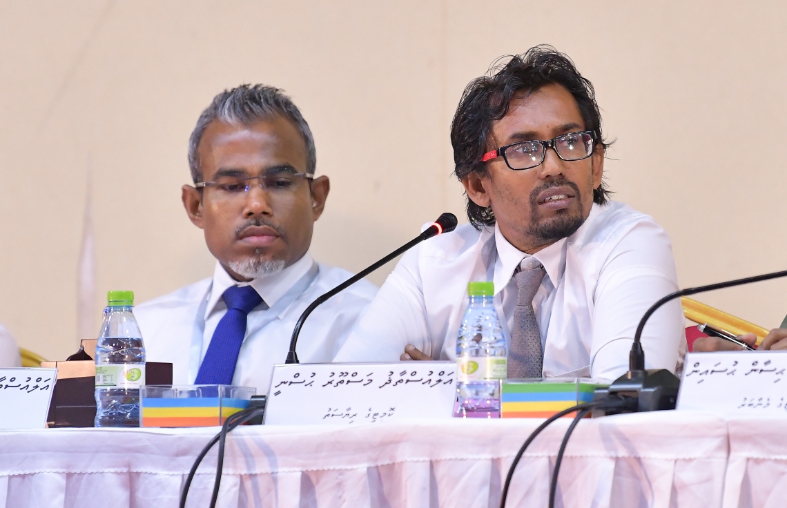 މާލެ- 20 ޖޫން 2019: ސުޕްރީމް ކޯޓުގެ ފަނޑިޔާރު އަބްދުﷲ ދީދީމަައްޗަށް ކުރާ ތުހުމަތުތަކާ ގުޅޭ ގޮތުން ޖުޑިޝަލް ސާވިސް ކޮމިޝަނުން ބަލަމުން އަންނަ މައްސަލައިގެ ފުރަތަމަ އަޑުއެހުމުގެ ތެރެއިން އެކޮމިޝަންގެ ރައީސް މަސްތޫރު ޙުސްނީ ވާހަކަ ދައްކަވަނީ--. ފޮޓޯ: ނިޝާން އަލީ/މިހާރު