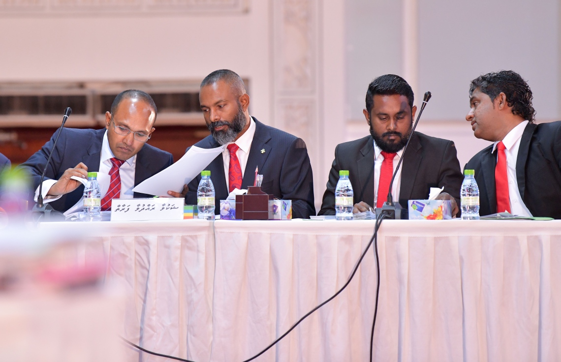 މާލެ- 20 ޖޫން 2019: ސުޕްރީމް ކޯޓުގެ ފަނޑިޔާރު އަބްދުﷲ ދީދީމަައްޗަށް ކުރާ ތުހުމަތުތަކާ ގުޅޭ ގޮތުން ޖުޑިޝަލް ސާވިސް ކޮމިޝަނުން ބަލަމުން އަންނަ މައްސަލައިގެ ތެރެއިން ފަނޑިޔާރު އަބްދުﷲ ދީދީ، އެމަނިކުފާނުގެ ގާނޫނީ ވަކީލުންނާ އެކު ތަހުގީގީ މަޖިލީހުގައި --. ފޮޓޯ: ނިޝާން އަލީ/މިހާރު