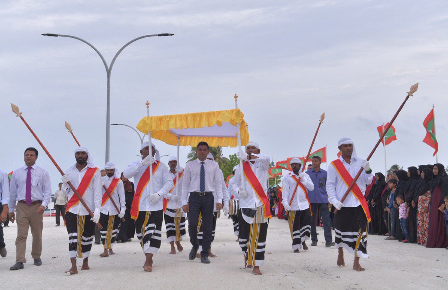ނައިބު ރައީސް ފައިސަލް ނަސީމް އިއްޔެ ހއ. ހޯރަފުށީގައި: އެމަނިކުފާނު ހޯރަފުއްޓަށް ވަޑައިގަތުމުން އެ ރަށު ރައްޔިތުން ހޫނު މަރުހަބާއެއް ދެންނެވި. --- ފޮޓޯ: ރައީސް އޮފީސް
