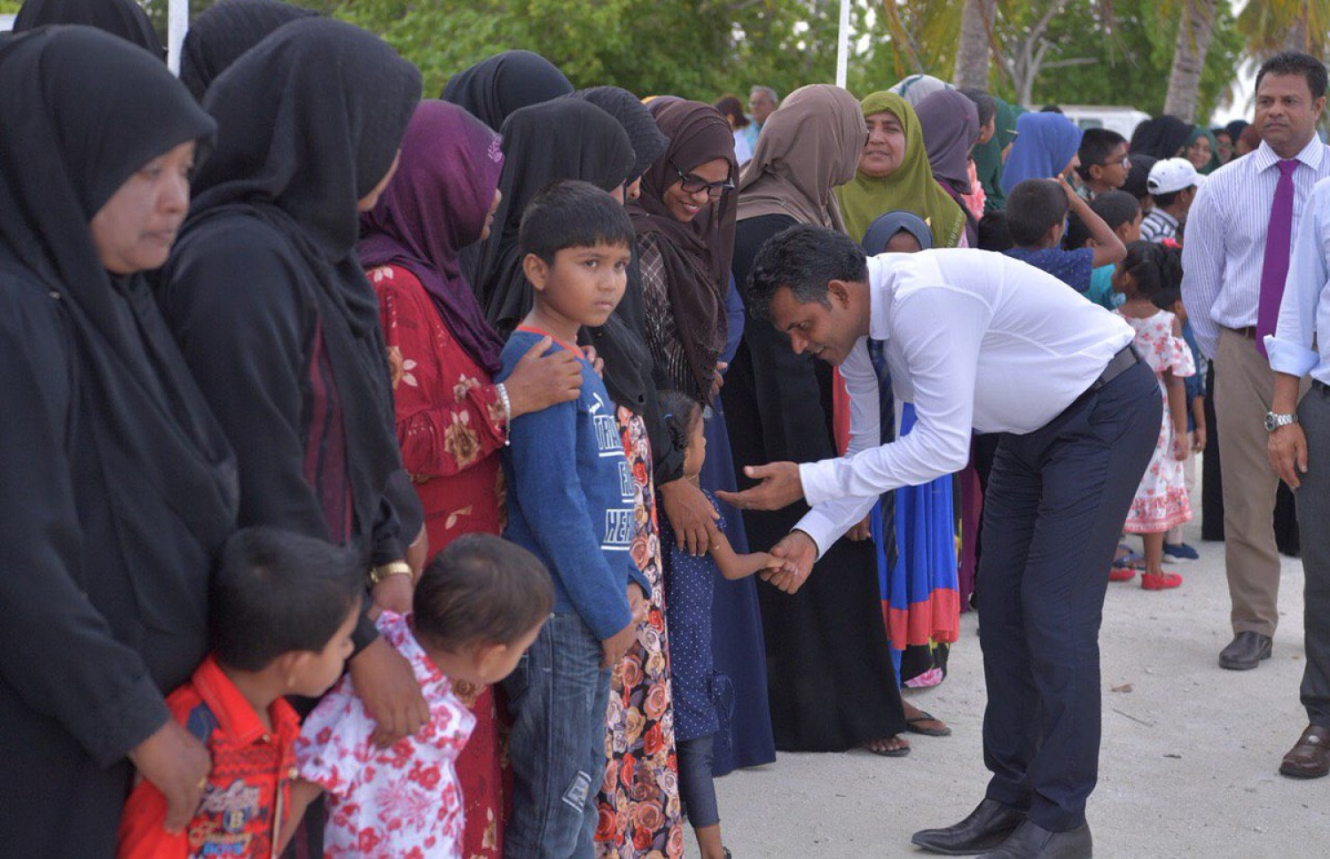 ނައިބު ރައީސް ފައިސަލް ނަސީމް އިއްޔެ އިރުއޮއްސުނު އިރު، ހއ. ހޯރަފުއްޓަށް ވަޑައިގެން އެ ރަށުގެ ރައްޔިތުންނާ ސަލާމް ކުރައްވަނީ. --- ފޮޓޯ: ރައީސް އޮފީސް