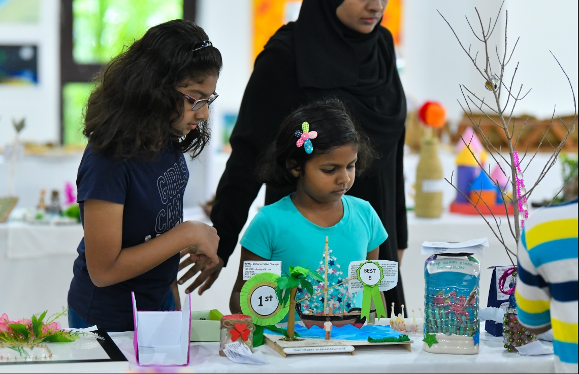 މާލެ: ޖޫން 21، 2019- އަމީނިއްޔާ ސްކޫލުގެ އަލިމަސްޔޫބީލާ ގުޅިގެން ބާއްވާ ހަރަކާތްތަކުގެ ތެރެއިން އެ ސްކޫލުގެ ކުދިންނާއި ޓީޗަރުންނާއި ބެލެނިވެރިންގެ އިތުރުން ކުރީގެ ދަރިވަރުންނަށް ހުޅުވާލައިގެން ފެށި އާޓް އެންޑް ކްރާފްޓް އެގްޒިބިޝަންގެ ތެރެއިން. ހޮނިހިރު ދުވަހުގެ ހަވީރު 4 ން ރޭގަނޑު 11 އަށް މި ހަފުލާ އާޓް ގެލެރީގައި ކުރިއަށް ގެންދާނެ.---ފޮޓޯ: ހުސައިން ވަހީދު/މިހާރު