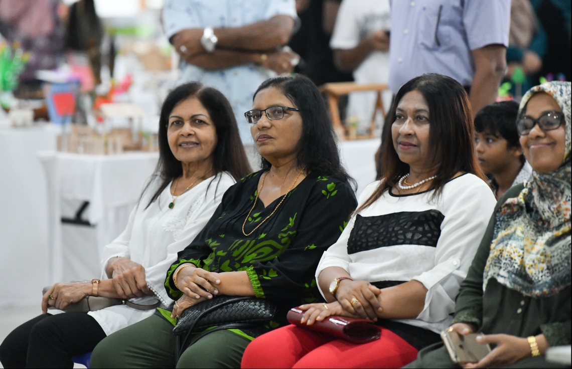 މާލެ: ޖޫން 21، 2019- އަމީނިއްޔާ ސްކޫލުގެ އަލިމަސްޔޫބީލާ ގުޅިގެން ބާއްވާ ހަރަކާތްތަކުގެ ތެރެއިން އެ ސްކޫލުގެ ކުދިންނާއި ޓީޗަރުންނާއި ބެލެނިވެރިންގެ އިތުރުން ކުރީގެ ދަރިވަރުންނަށް ހުޅުވާލައިގެން މިއަދު ފެށި އާޓް އެންޑް ކްރާފްޓް އެގްޒިބިޝަން ގައި، އެ ސްކޫލުގެ ކުރީގެ ބައެެއް ދަރިވަރުން.---ފޮޓޯ: ހުސައިން ވަހީދު/މިހާރު