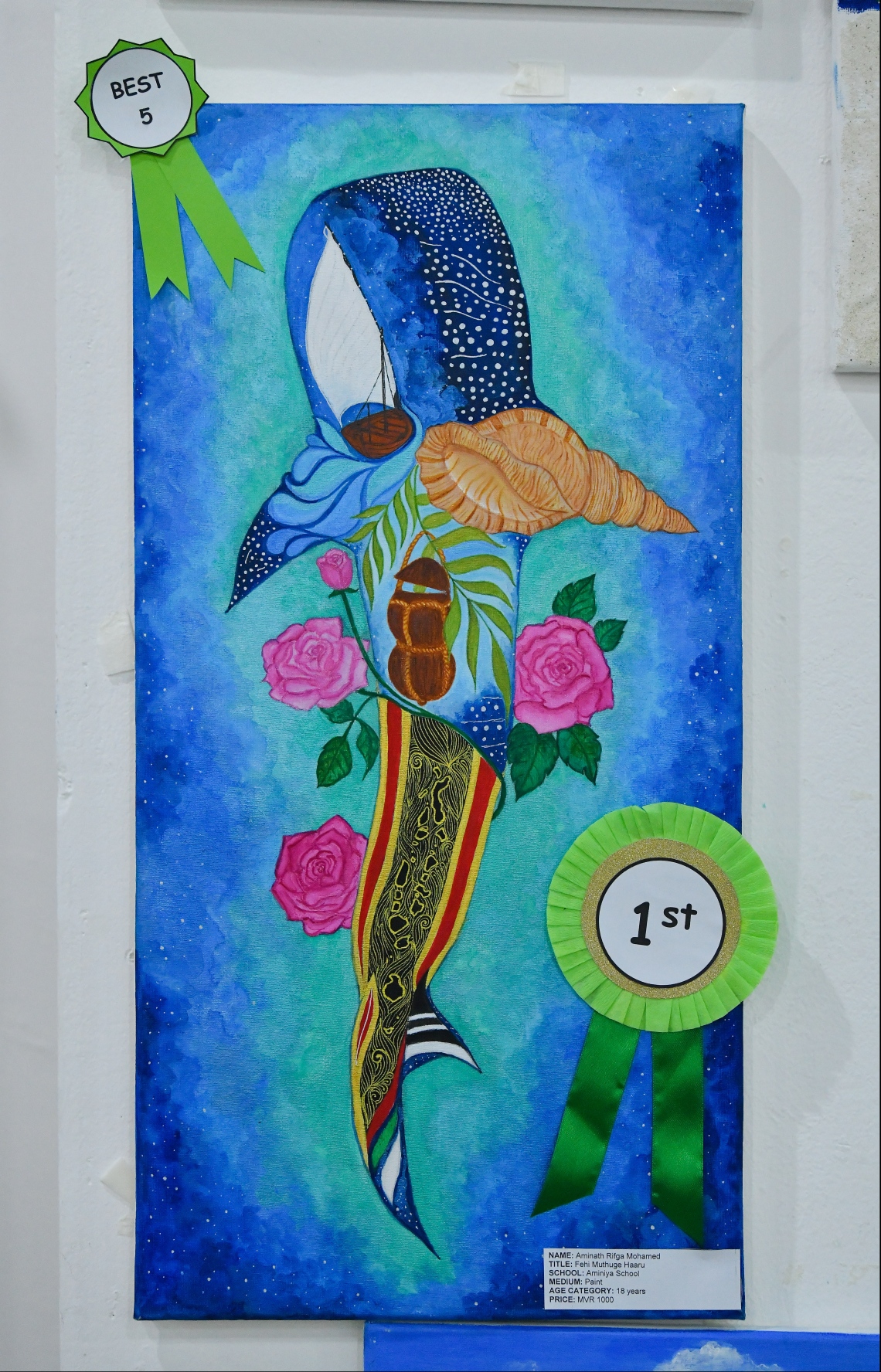 މާލެ: ޖޫން 21، 2019- އަމީނިއްޔާ ސްކޫލުގެ އަލިމަސްޔޫބީލާ ގުޅިގެން ބާއްވާ ހަރަކާތްތަކުގެ ތެރެއިން އެ ސްކޫލުގެ ކުދިންނާއި ޓީޗަރުންނާއި ބެލެނިވެރިންގެ އިތުރުން ކުރީގެ ދަރިވަރުންނަށް ހުޅުވާލައިގެން ފެށި އާޓް އެންޑް ކްރާފްޓް އެގްޒިބިޝަންގެ ތެރެއިން. ހޮނިހިރު ދުވަހުގެ ހަވީރު 4 ން ރޭގަނޑު 11 އަށް މި ހަފުލާ އާޓް ގެލެރީގައި ކުރިއަށް ގެންދާނެ.---ފޮޓޯ: ހުސައިން ވަހީދު/މިހާރު