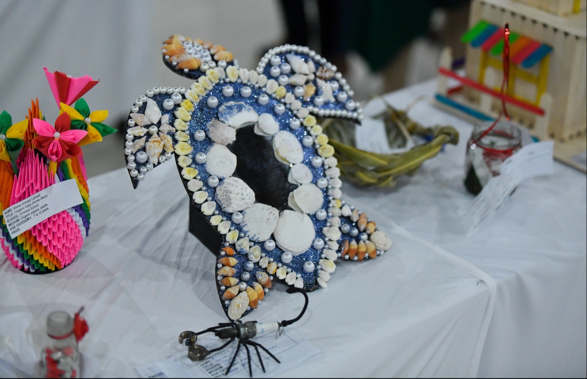 މާލެ: ޖޫން 21، 2019- އަމީނިއްޔާ ސްކޫލުގެ އަލިމަސްޔޫބީލާ ގުޅިގެން ބާއްވާ ހަރަކާތްތަކުގެ ތެރެއިން އެ ސްކޫލުގެ ކުދިންނާއި ޓީޗަރުންނާއި ބެލެނިވެރިންގެ އިތުރުން ކުރީގެ ދަރިވަރުންނަށް ހުޅުވާލައިގެން ފެށި އާޓް އެންޑް ކްރާފްޓް އެގްޒިބިޝަންގެ ތެރެއިން. ހޮނިހިރު ދުވަހުގެ ހަވީރު 4 ން ރޭގަނޑު 11 އަށް މި ހަފުލާ އާޓް ގެލެރީގައި ކުރިއަށް ގެންދާނެ.---ފޮޓޯ: ހުސައިން ވަހީދު/މިހާރު