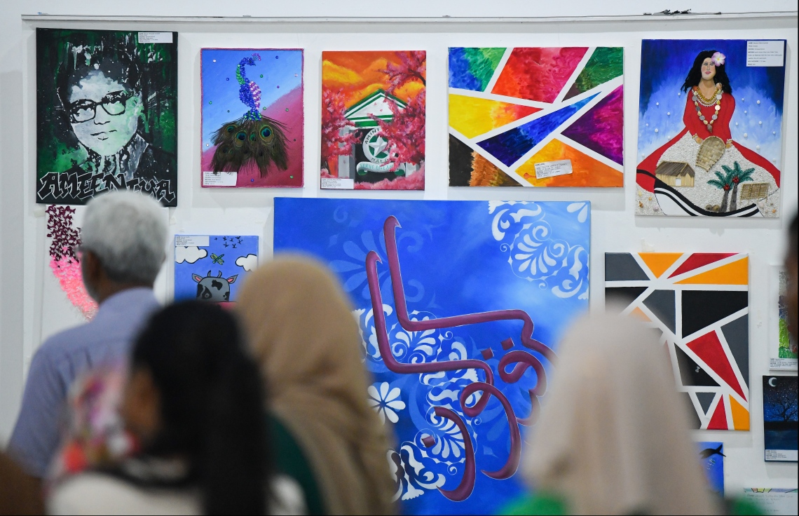 މާލެ: ޖޫން 21، 2019- އަމިނިއްޔާ ސްކޫލަށް 75 އަހަރު ފުރޭ މުނާސަބަތާ ގުޅުވައިގެން އާޓް ގެލެރީގައި މިއަދު ފެށި އާޓްސް އެންޑް ކްރާފްޓް އެގްޒިބިޝަން ގައި ހުރި ބައެއް ކުރެހުންތައް ބަޔަކު ބަލަނީ.---ފޮޓޯ: ހުސައިން ވަހީދު/މިހާރު