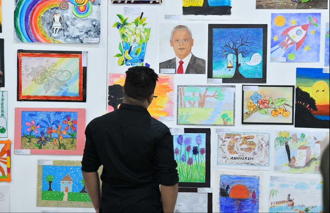 މާލެ: ޖޫން 21، 2019- އަމިނިއްޔާ ސްކޫލަށް 75 އަހަރު ފުރޭ މުނާސަބަތާ ގުޅުވައިގެން އާޓް ގެލެރީގައި މިއަދު ފެށި އާޓްސް އެންޑް ކްރާފްޓް އެގްޒިބިޝަން ގައި ހުރި ބައެއް ކުރެހުންތައް މީހަކު ބަލަނީ.---ފޮޓޯ: ހުސައިން ވަހީދު/މިހާރު