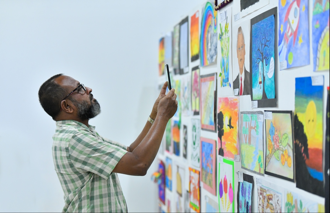 މާލެ: ޖޫން 21، 2019- އަމިނިއްޔާ ސްކޫލަށް 75 އަހަރު ފުރޭ މުނާސަބަތާ ގުޅުވައިގެން އާޓް ގެލެރީގައި މިއަދު ފެށި އާޓްސް އެންޑް ކްރާފްޓް އެގްޒިބިޝަން ގައި ހުރި ބައެއް ކުރެހުންތައް މީހަކު މޮބައިލް ފޯނުން ފޮޓޯ ނަގަނީ---ފޮޓޯ: ހުސައިން ވަހީދު/މިހާރު